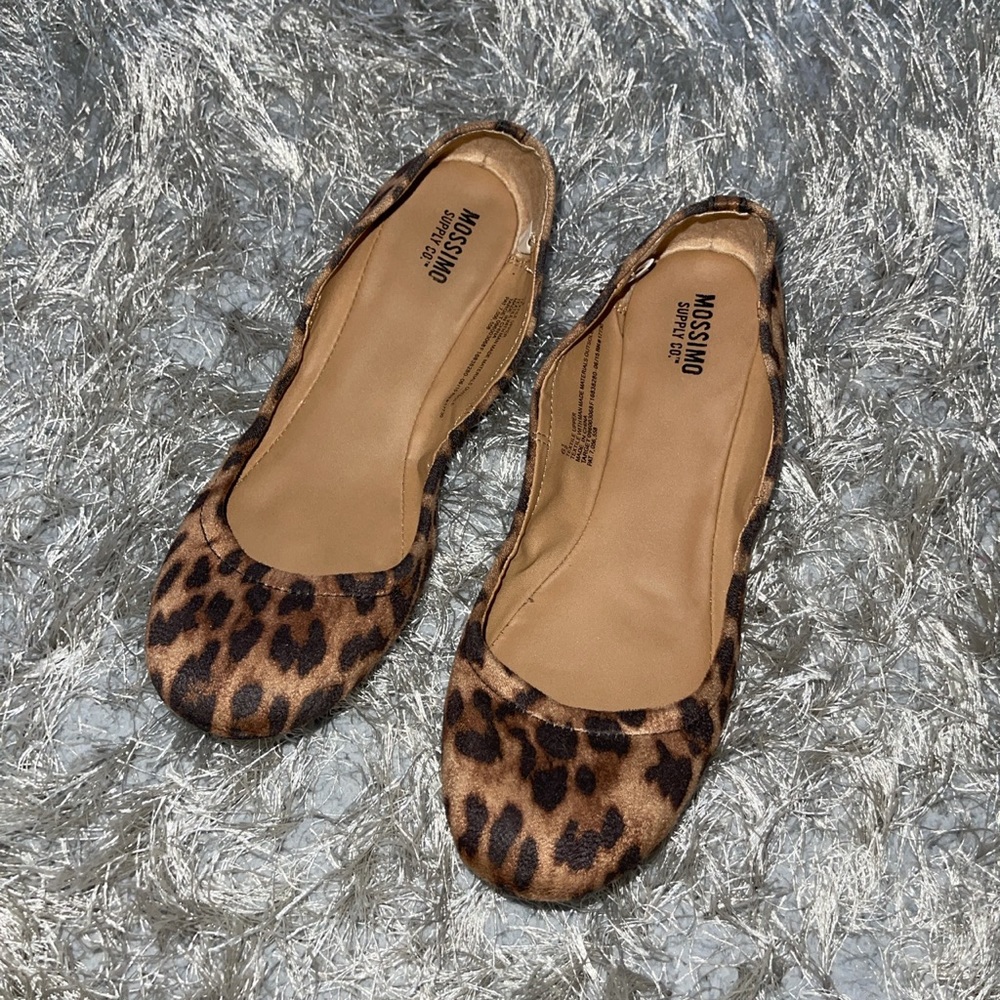 Super cute cheetah print flats in a women’s 6.5🐆🐆